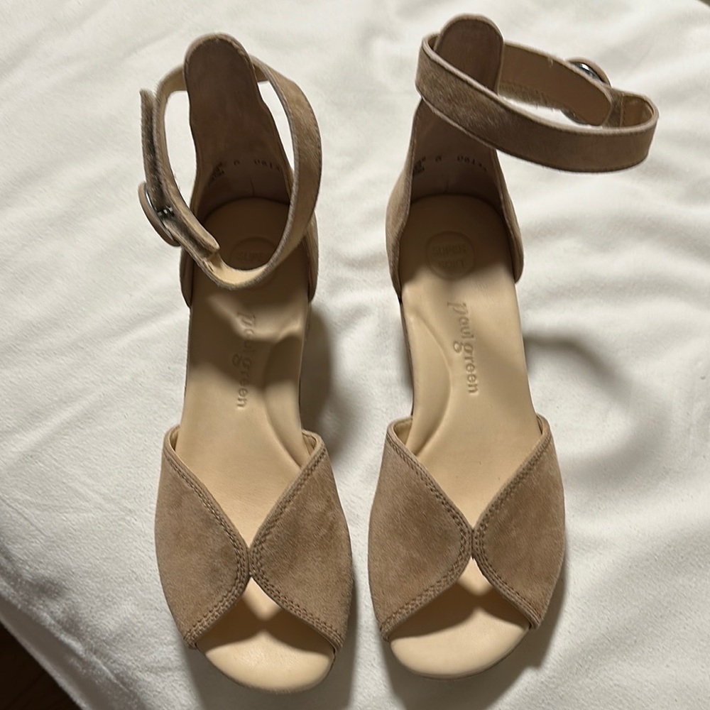 Paul Green Tan Sandals with Crossed Toe Design